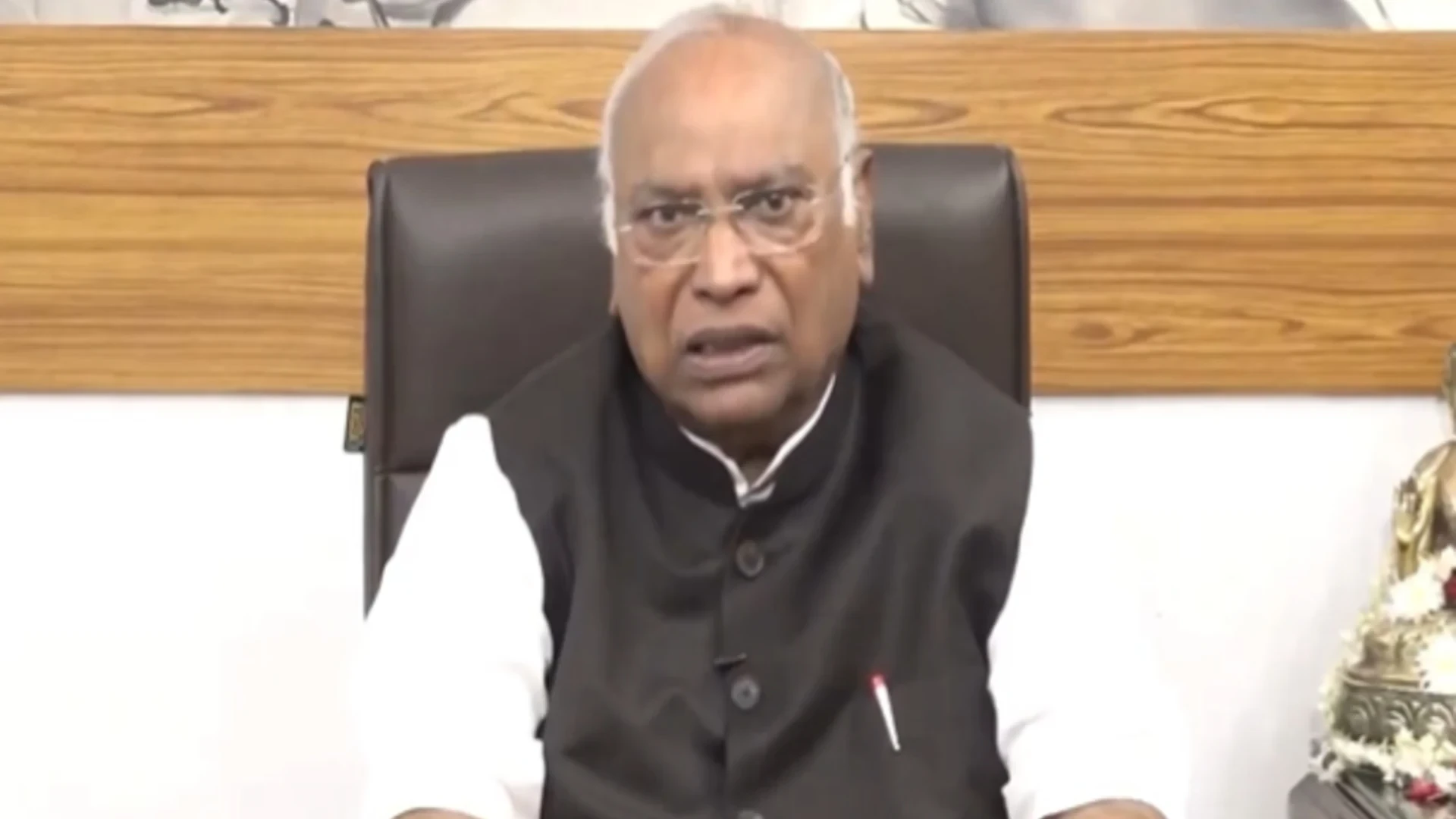 खड़गे का ऐलान: 1 नवंबर को दिल्ली में 'वोट बचाओ, देश बचाओ' रैली, CEC ज्ञानेश कुमार के इस्तीफे की मांग