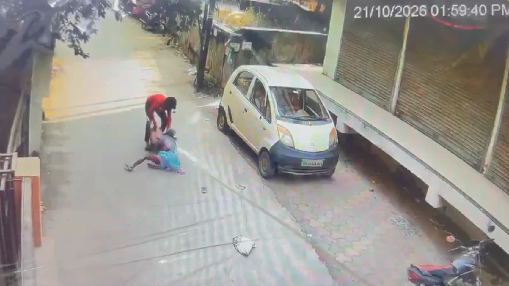 छत्रपति संभाजीनगर में बुजुर्ग महिला से पेंशन के ₹4,000 लूटने की कोशिश, धक्का देकर गिराया; CCTV सामने आया